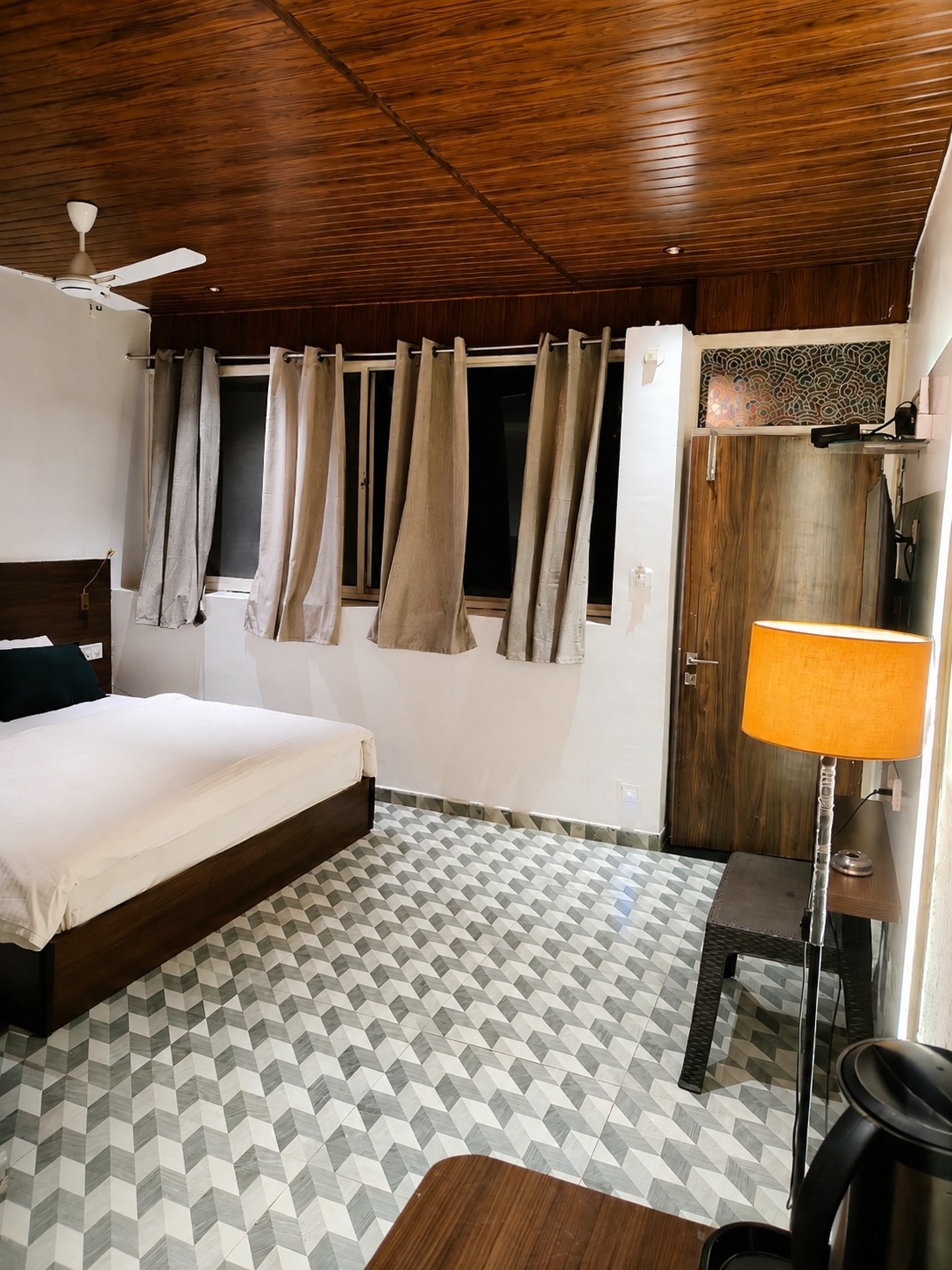 01 Modern Room Wide