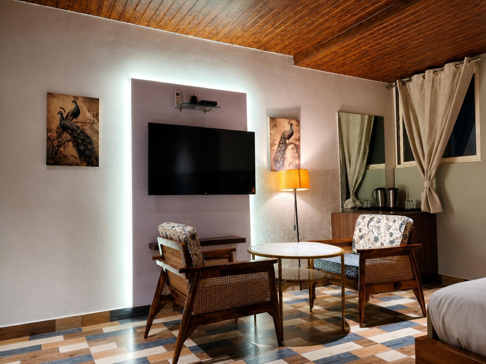 03 room 202 tv lounge