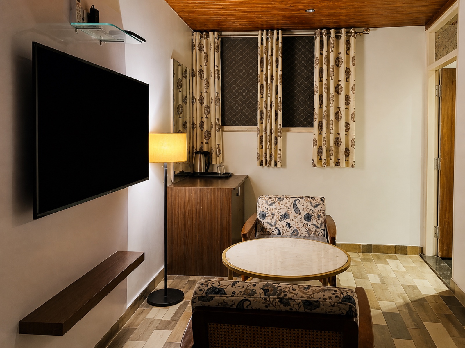 07 room 202 tv minibar
