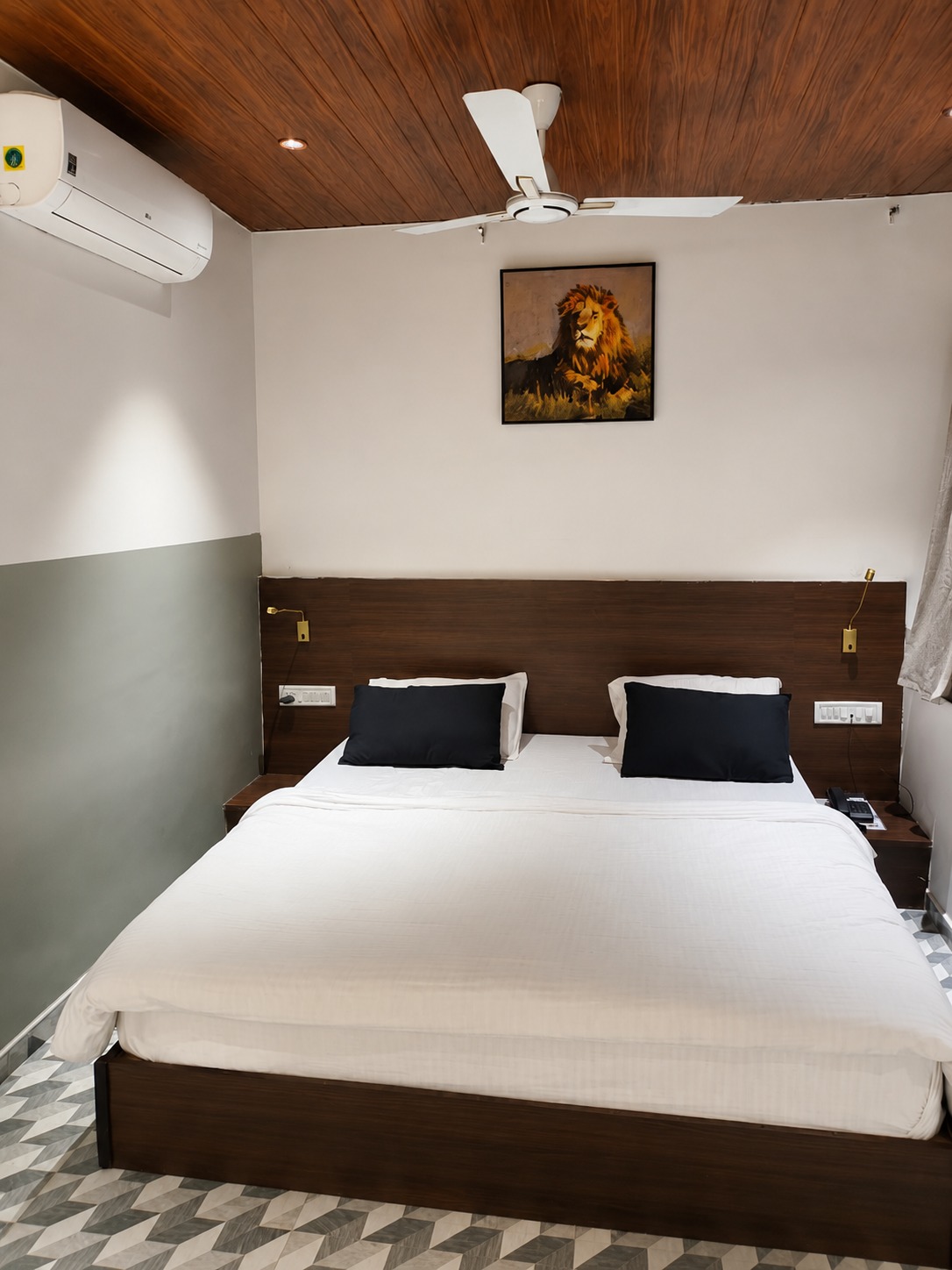 09 Lion Room Bed Angle