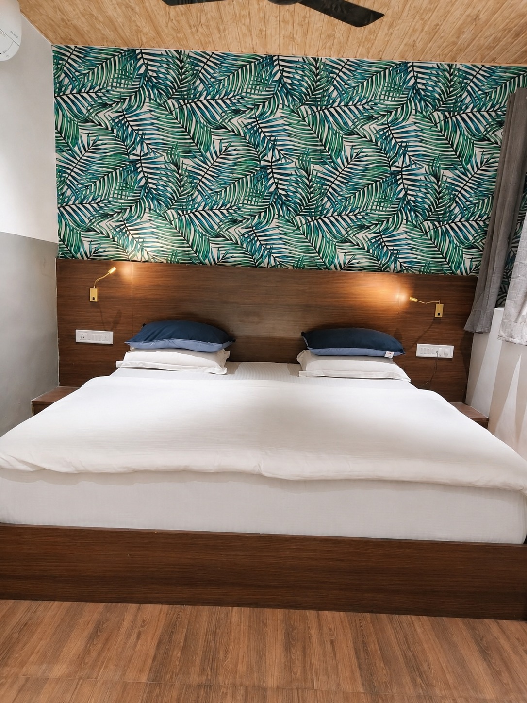 16 Tropical Room Bed Front